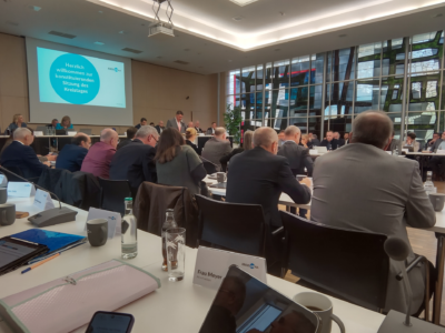 Landrat Mario Löhr eröffnet die kontituierende Sitzung